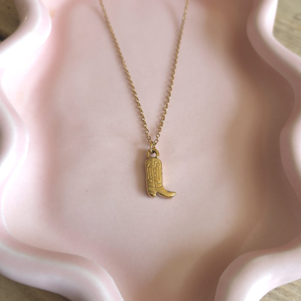 Goudkleurige ketting met cowboylaars-bedel