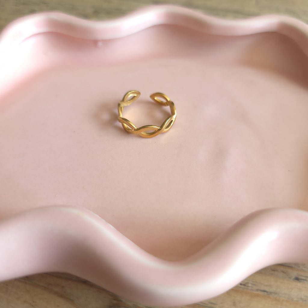 Goudkleurige verstelbare ring met gevlochten infinity-design – Studio Glow Jewels