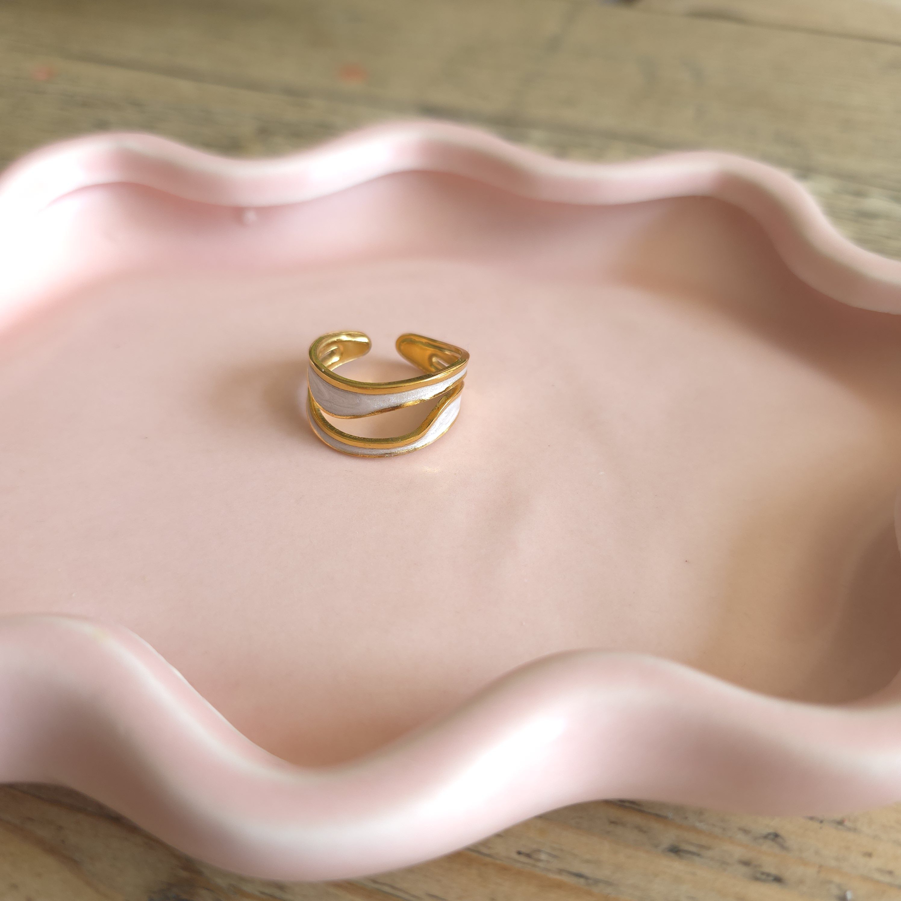 Goudkleurige ring met witte golvende details