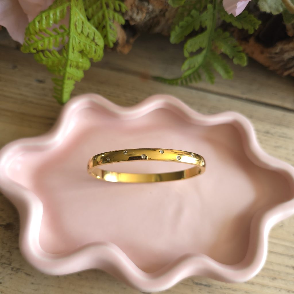 Goudkleurige bangle met subtiele heldere steentjes – Studio Glow Jewels
