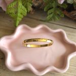 Goudkleurige bangle met subtiele heldere steentjes – Studio Glow Jewels
