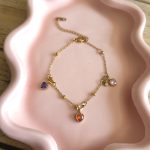 Goudkleurige armband met paarse, roze en rode hartjes – Studio Glow Jewels