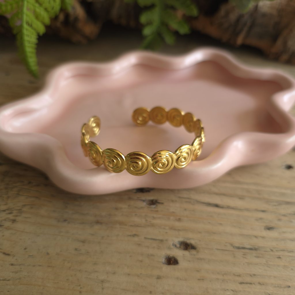 Goudkleurige open bangle met rond spiraalmotief – Studio Glow Jewels