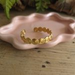 Goudkleurige open bangle met rond spiraalmotief – Studio Glow Jewels