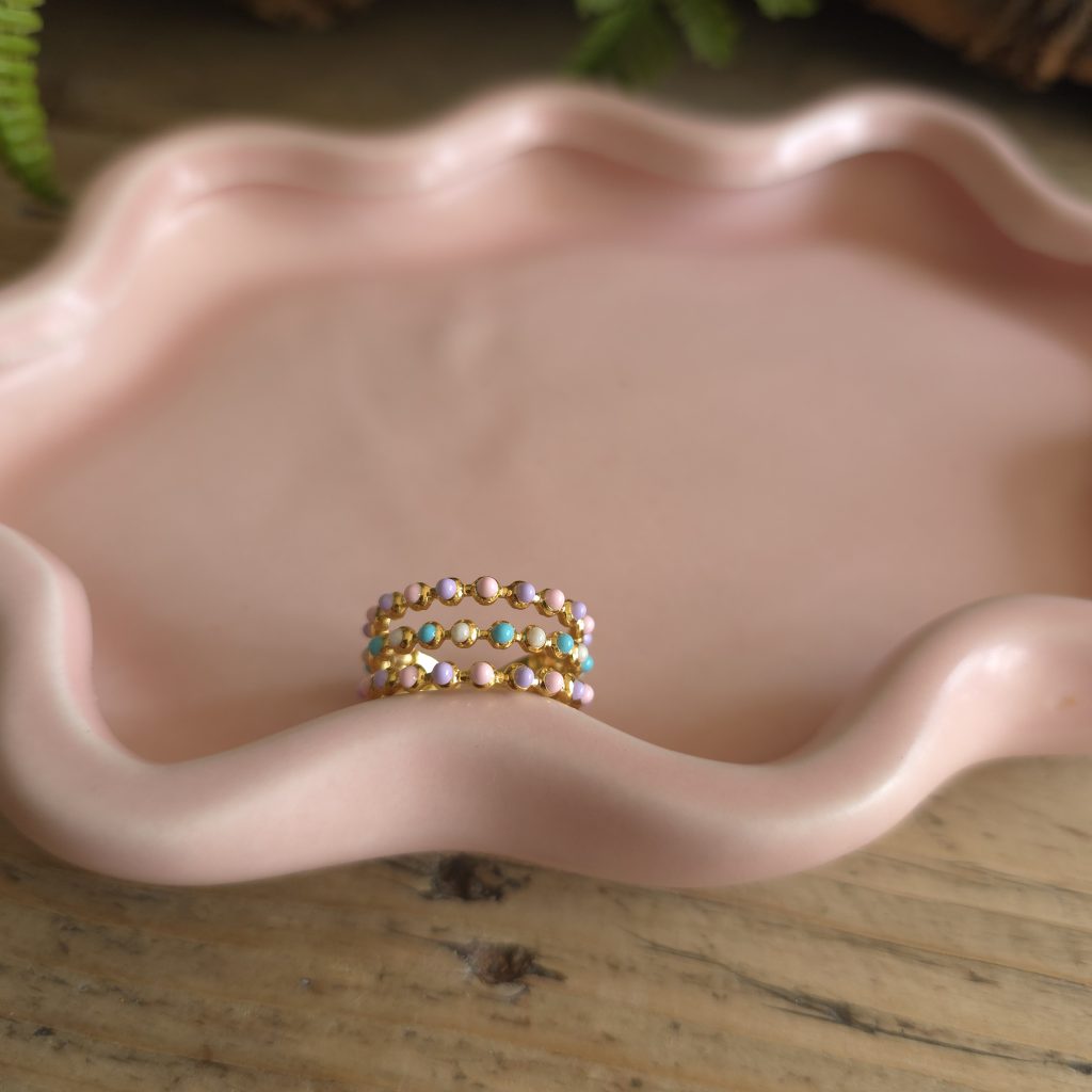 goudkleurige ring, brede ring, ring met steentjes, kleurrijke ring, pastel ring, stainless steel ring, damesring, statement ring, Studio Glow Jewels
