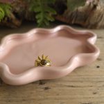 Goudkleurige bladerenring met ronde bruine steen – Studio Glow Jewels