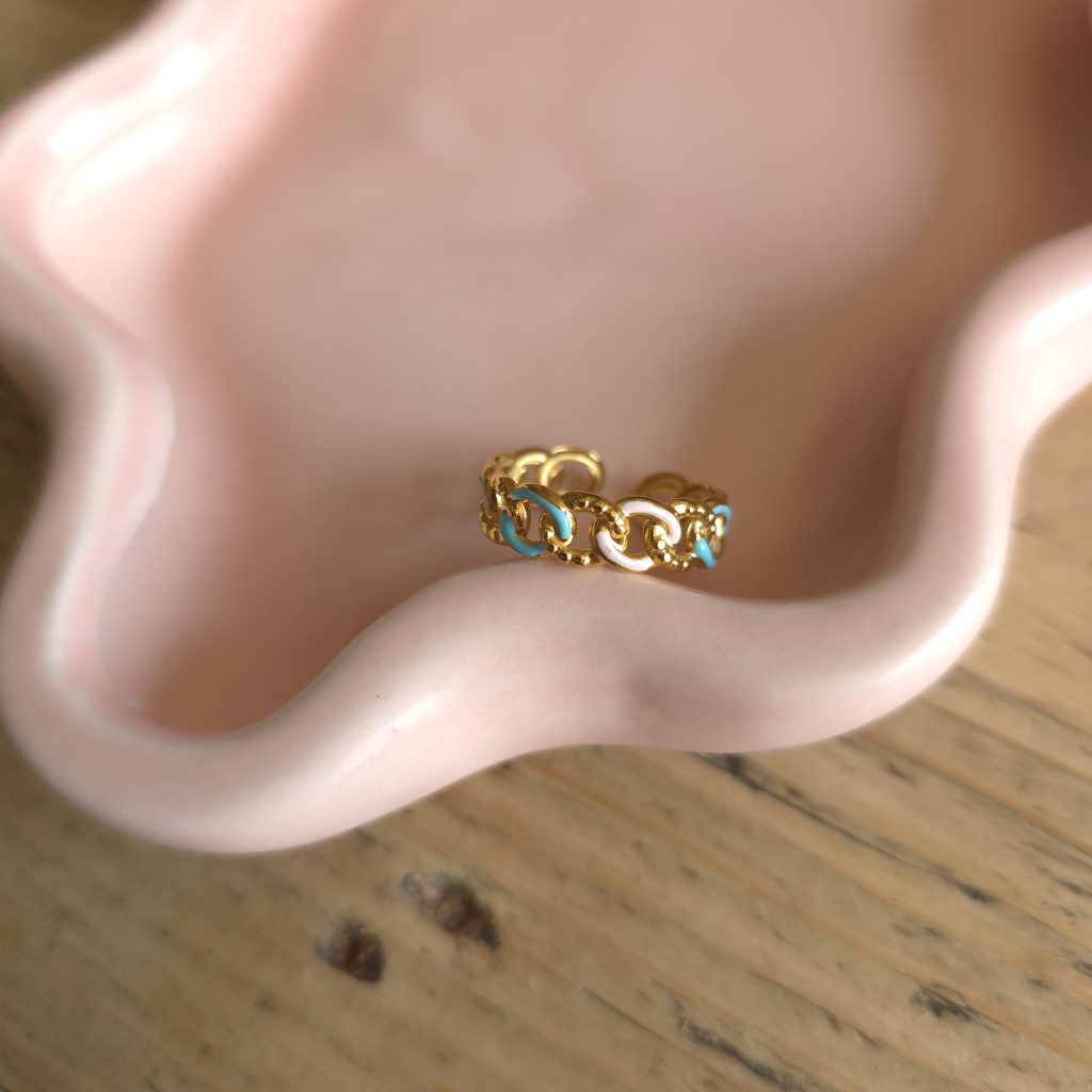 Goudkleurige schakelring met turquoise en witte details – Studio Glow Jewels