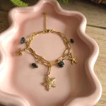 Goudkleurige bedelarmband met zeesterren en groene stenen – Studio Glow Jewels