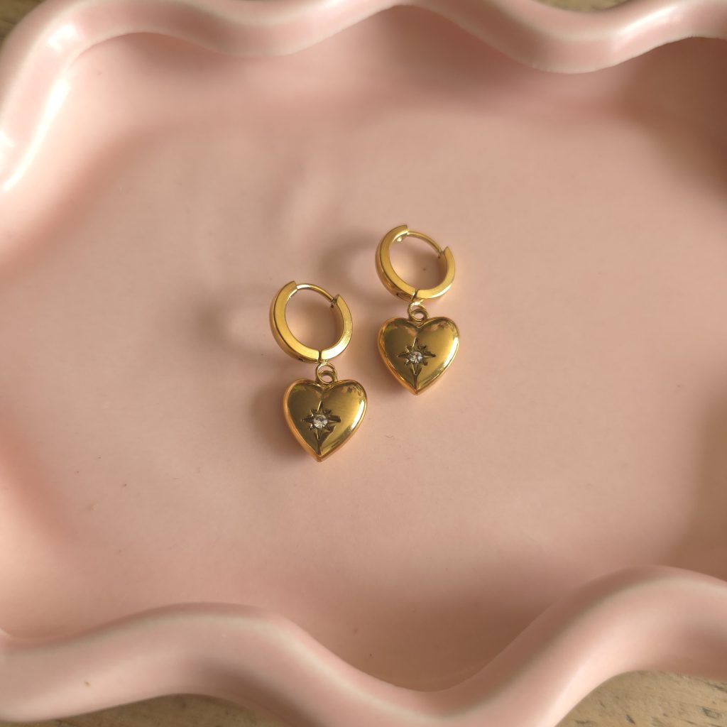 Goudkleurige hart oorbellen met sterdetail – Studio Glow Jewels
