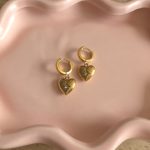 Goudkleurige hart oorbellen met sterdetail – Studio Glow Jewels
