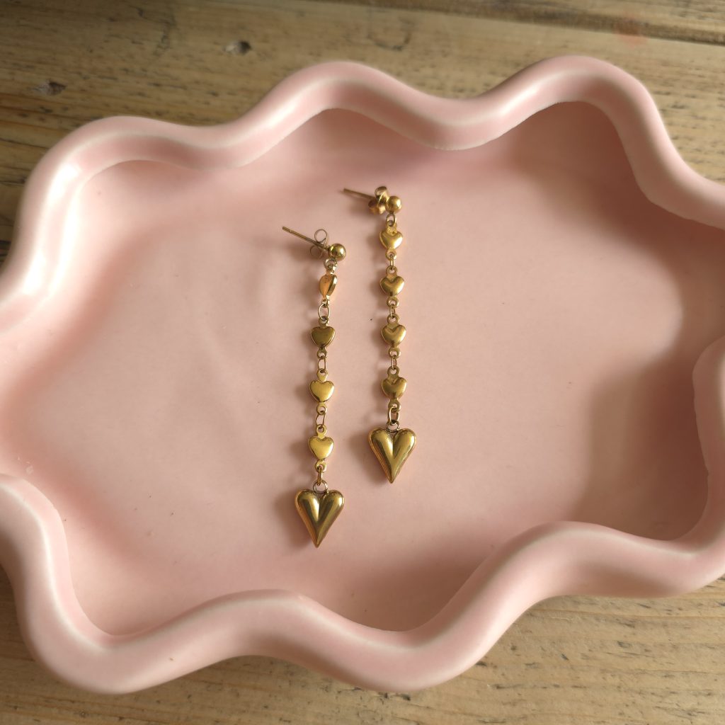Lange goudkleurige oorbellen met meerdere hartjes – Studio Glow Jewels