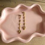 Lange goudkleurige oorbellen met meerdere hartjes – Studio Glow Jewels