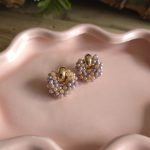 Goudkleurige oorbellen met pastelkleurige facetkralen – Studio Glow Jewels