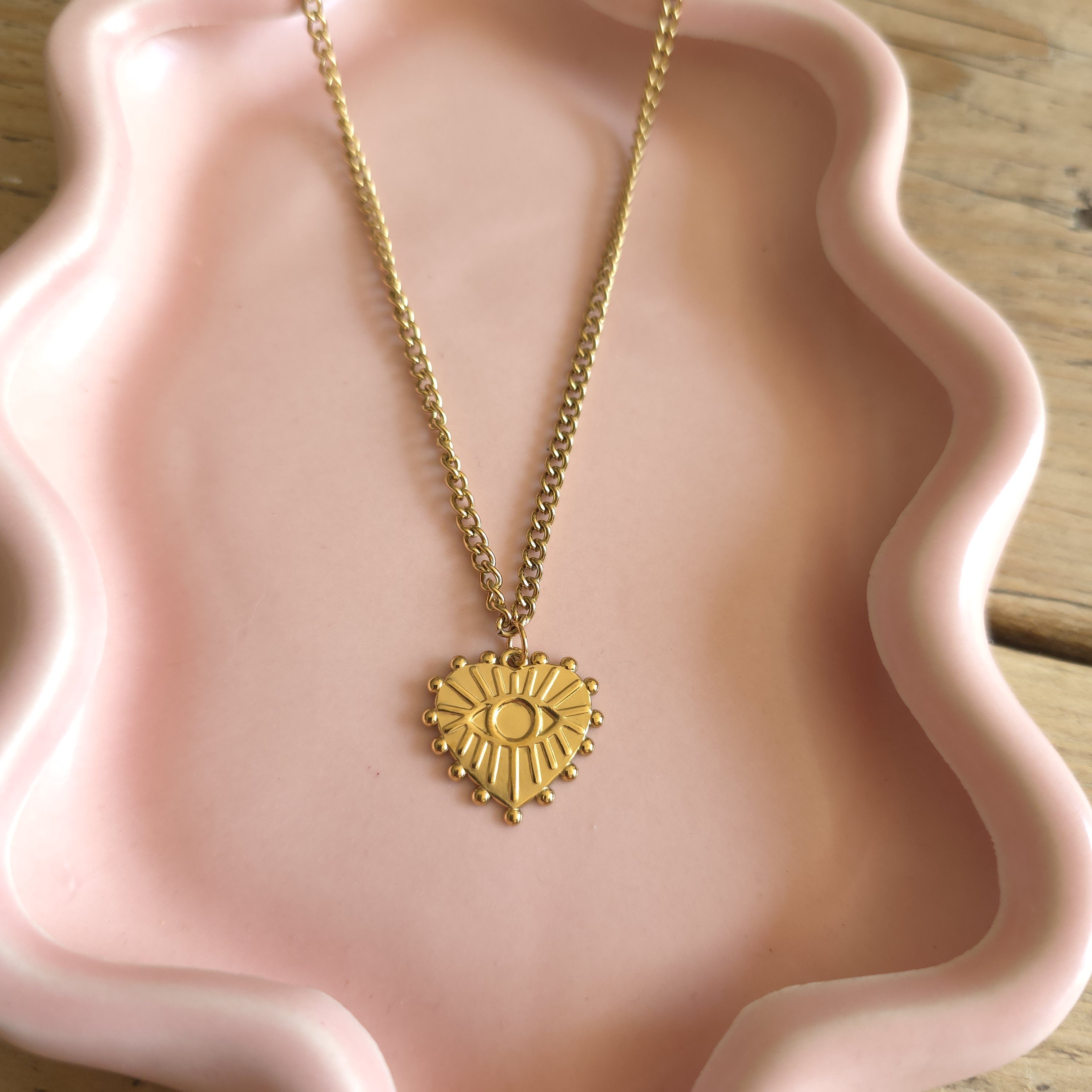 Goudkleurige ketting met hart en oog