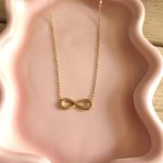 Goudkleurige ketting met infinity symbool – Studio Glow Jewels