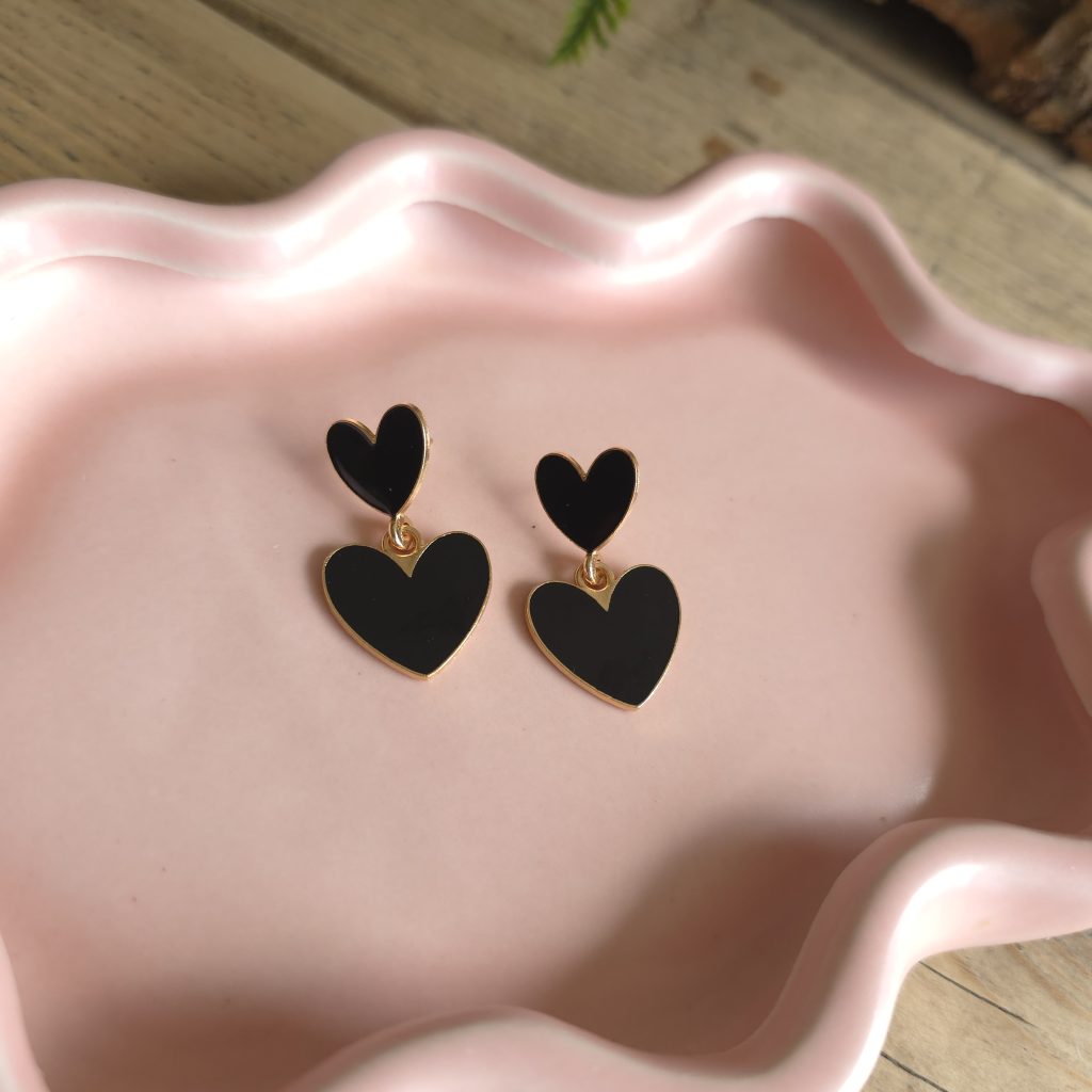 Goudkleurige oorbellen met dubbele zwarte hartjes – Studio Glow Jewels