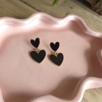 Goudkleurige oorbellen met dubbele zwarte hartjes – Studio Glow Jewels