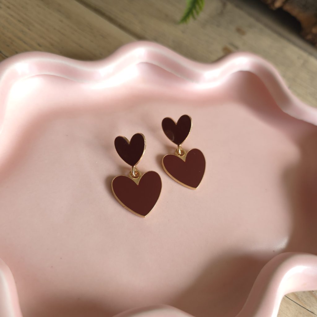 Goudkleurige bordeauxrode hart oorbellen – Studio Glow Jewels