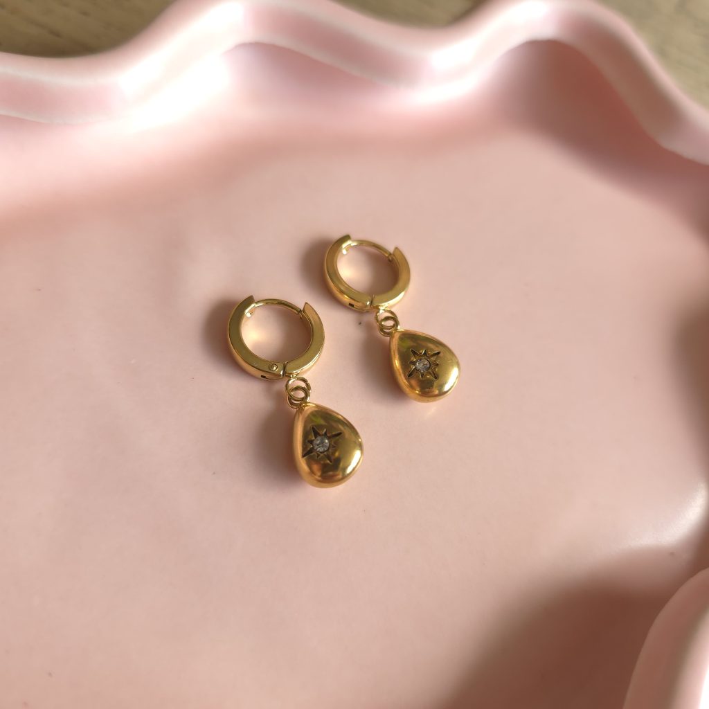 Goudkleurige druppel oorbellen met sterdetail – Studio Glow Jewels