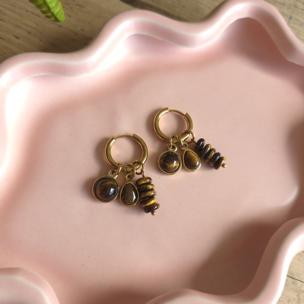 Goudkleurige oorbellen met bruine tijgeroog-look bedels – Studio Glow Jewels