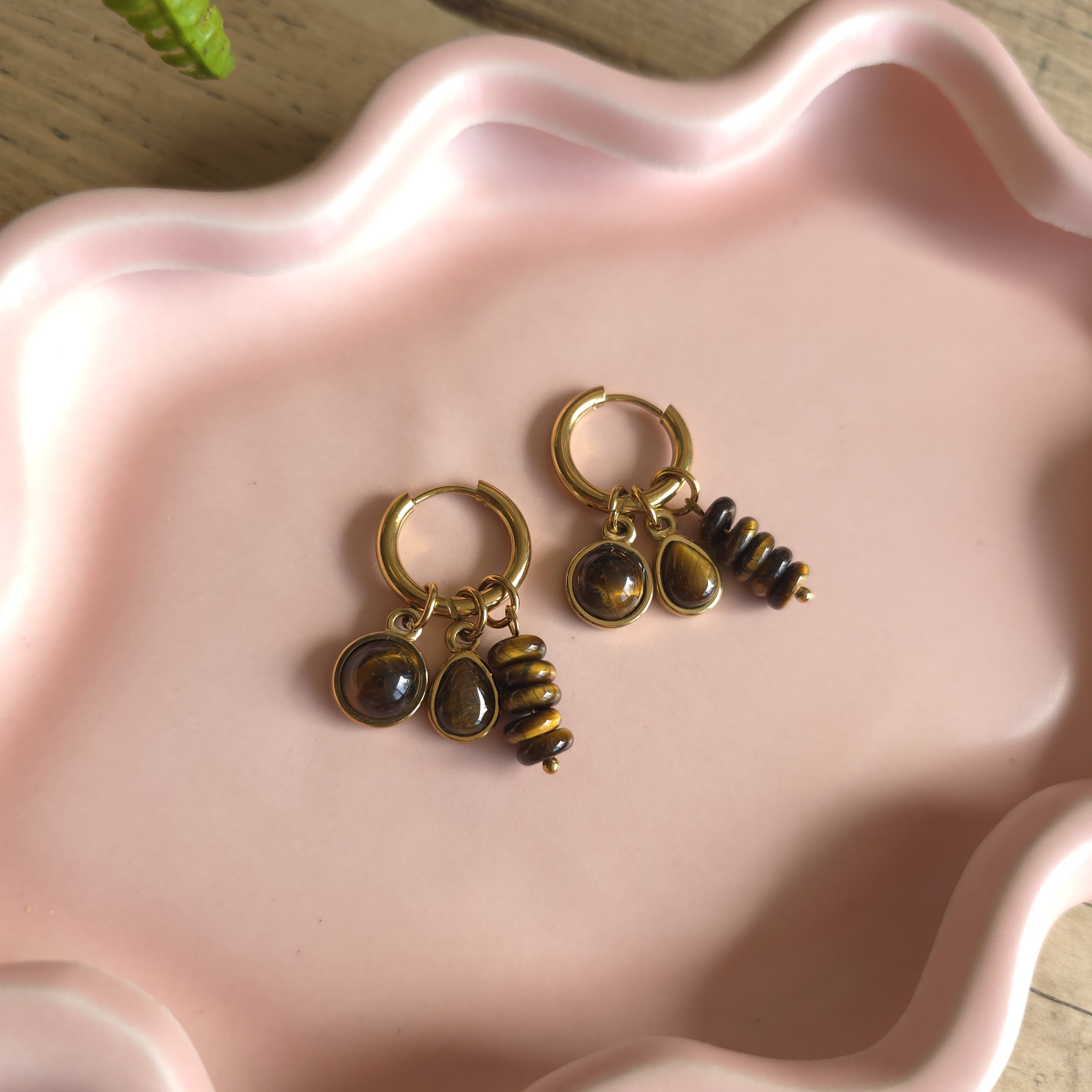 Goudkleurige Oorbellen met Tijgeroog Bedels