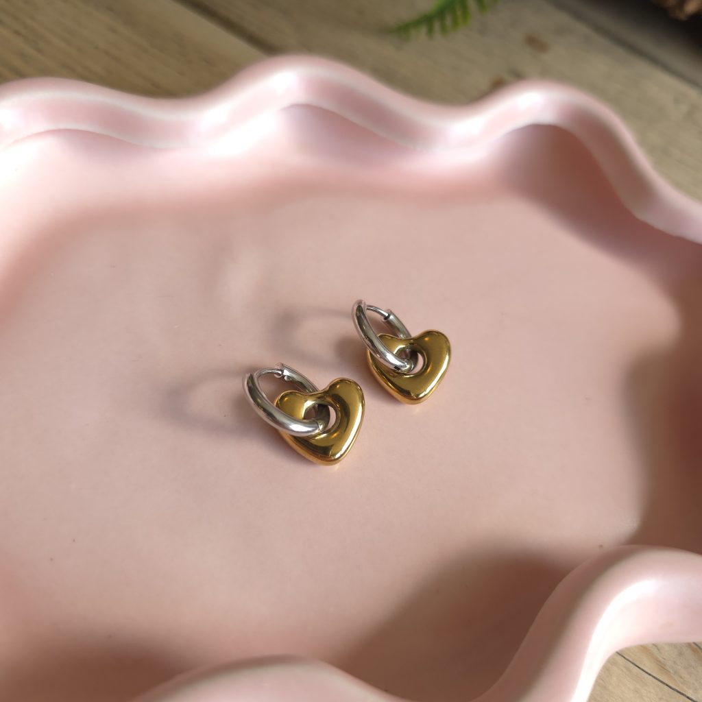 Bicolor oorbellen met goudkleurige harthanger – Studio Glow Jewels
