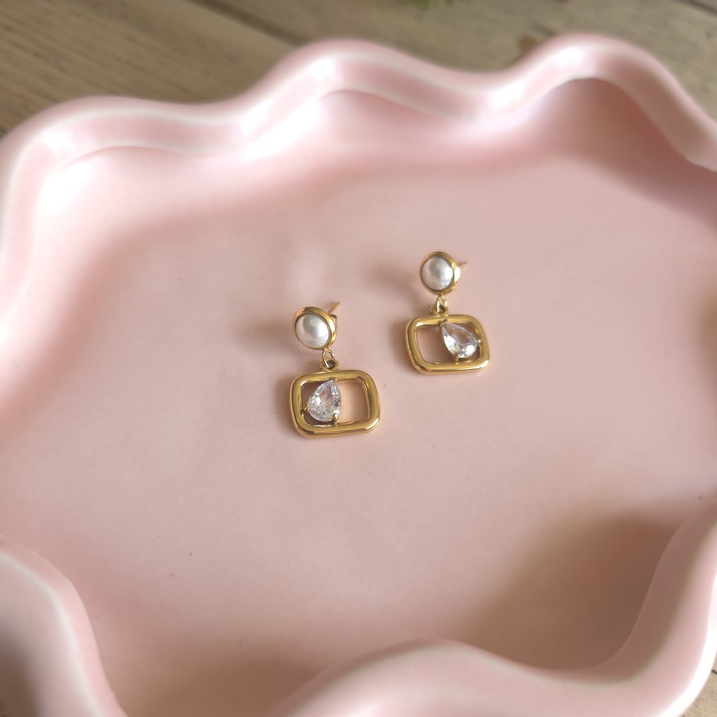 Goudkleurige oorbellen met parel en heldere druppelsteen – Studio Glow Jewels