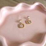Goudkleurige oorbellen met parel en heldere druppelsteen – Studio Glow Jewels