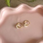 Goudkleurige hoops met witte pareltjes – Studio Glow Jewels