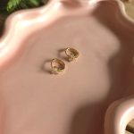 Goudkleurige strik oorbellen met steentjes – Studio Glow Jewels