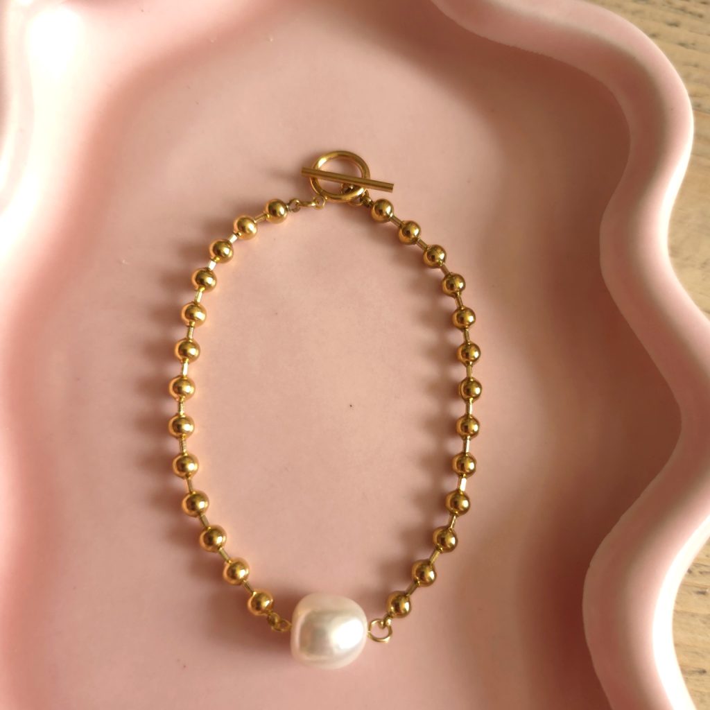 Goudkleurige kralenarmband met parel – Studio Glow Jewels