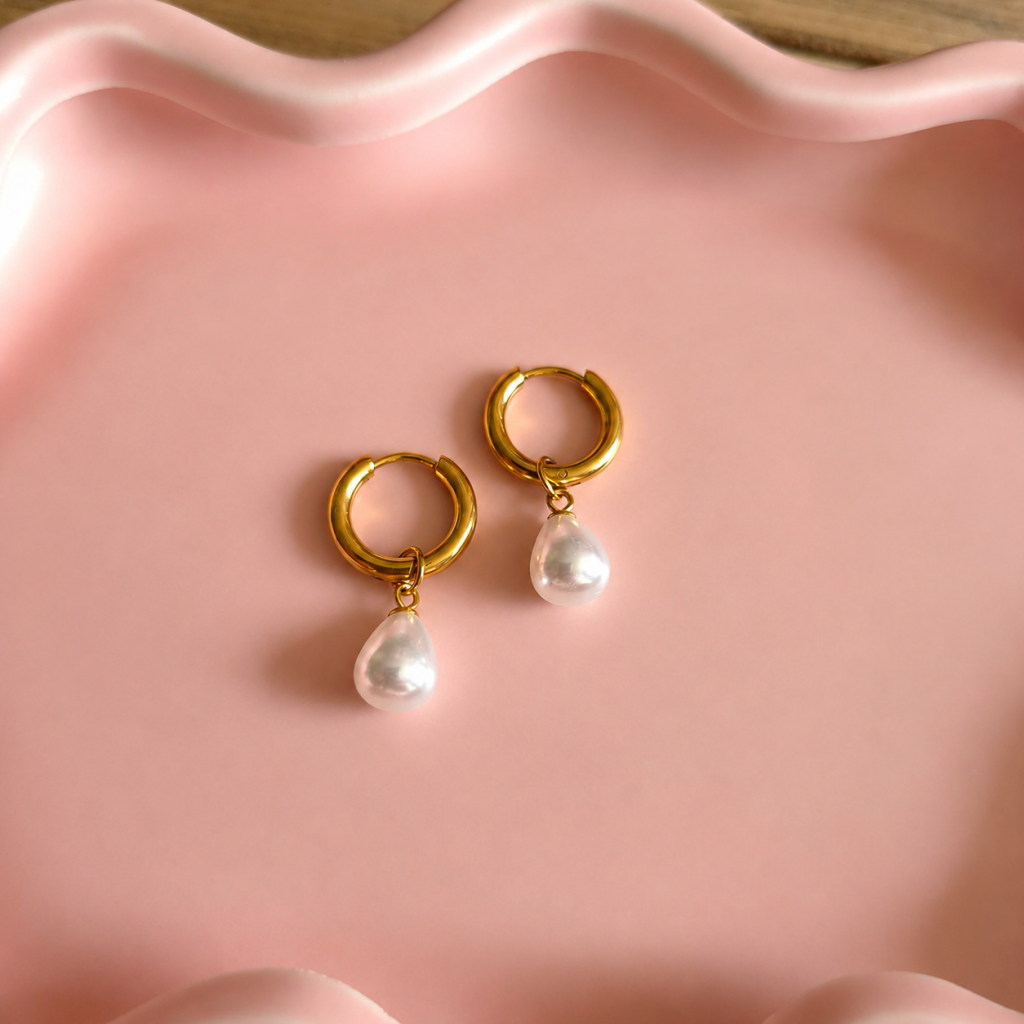 Goudkleurige oorringen met parelbedel – Studio Glow Jewels