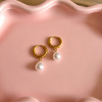 Goudkleurige oorringen met parelbedel – Studio Glow Jewels