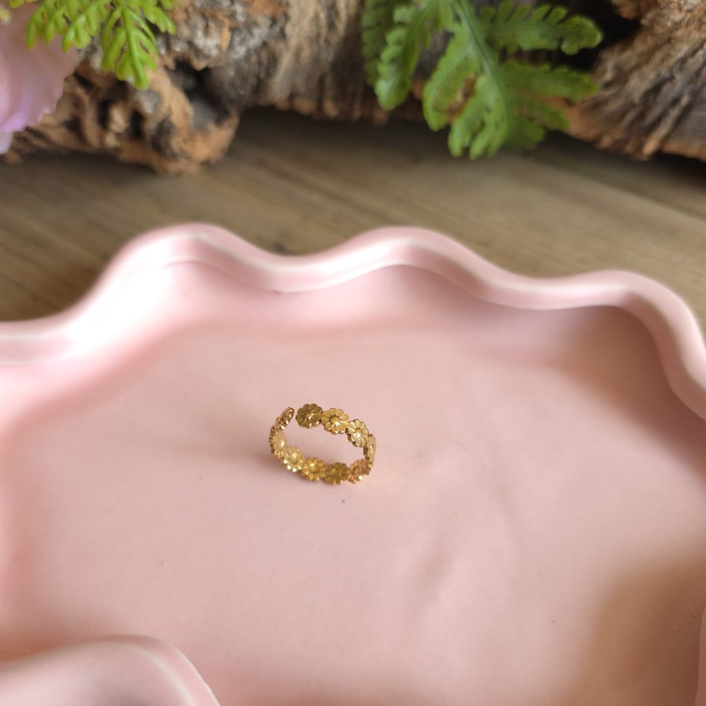 Goudkleurige verstelbare bloemenring met madeliefjes – Studio Glow Jewels