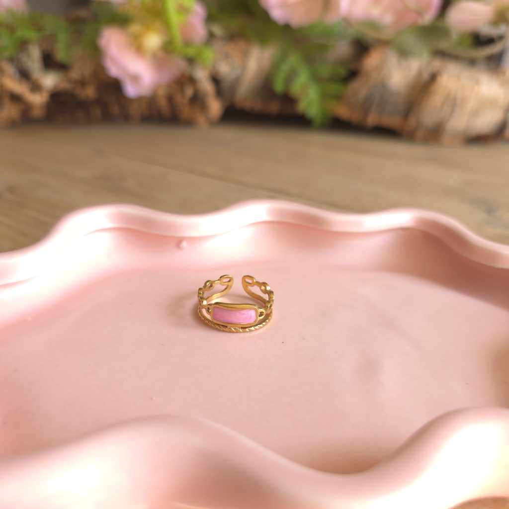 Goudkleurige verstelbare ring met roze inleg – Studio Glow Jewels