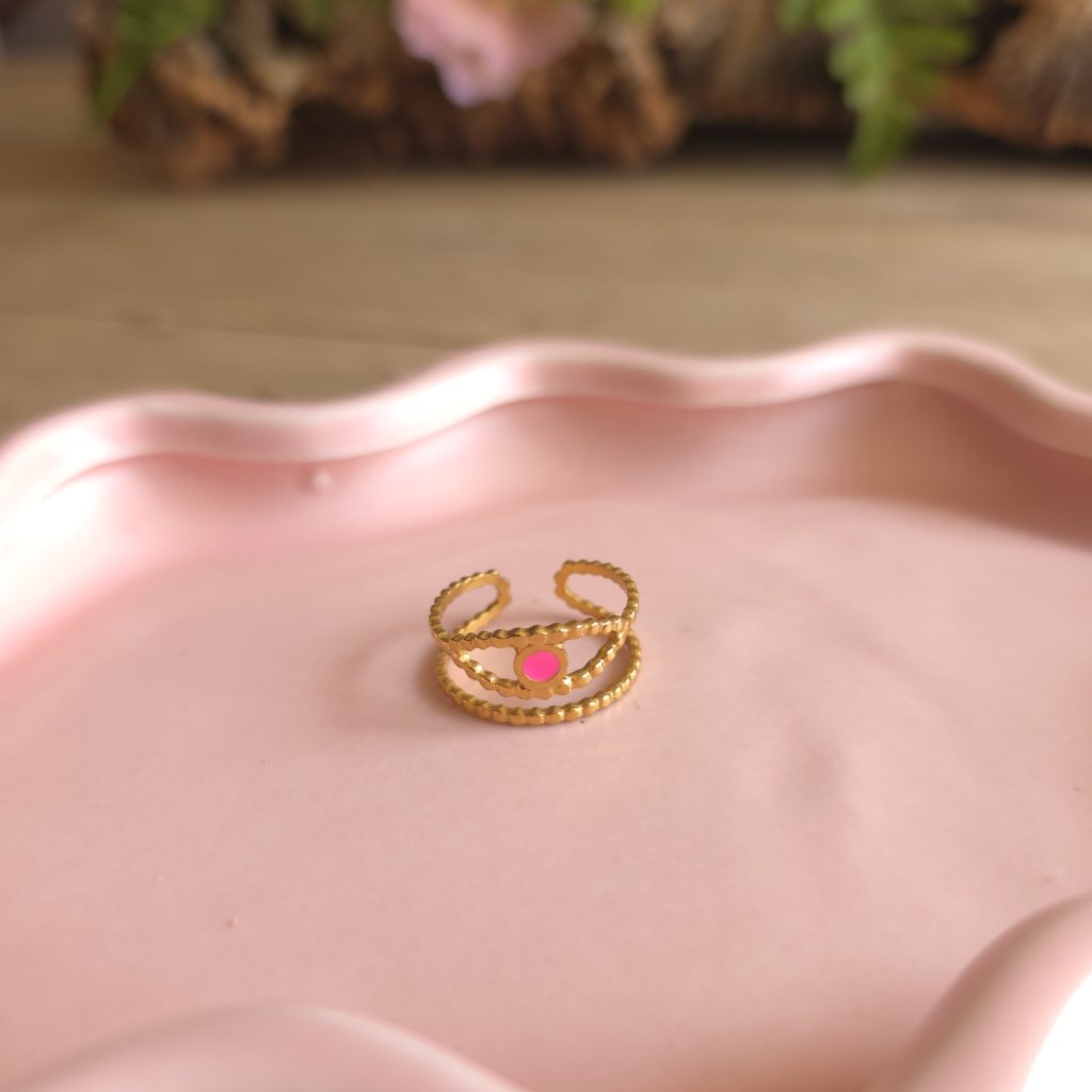 Goudkleurige verstelbare ring met roze detail – Studio Glow Jewels