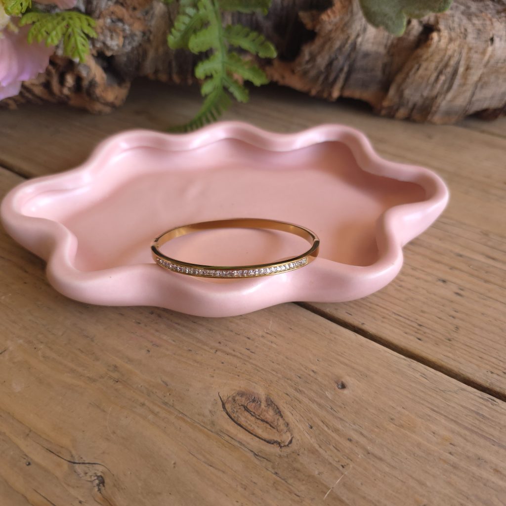 Goudkleurige smalle bangle met fonkelende steentjes – Studio Glow JewelsGoudkleurige smalle bangle met fonkelende steentjes – Studio Glow Jewels