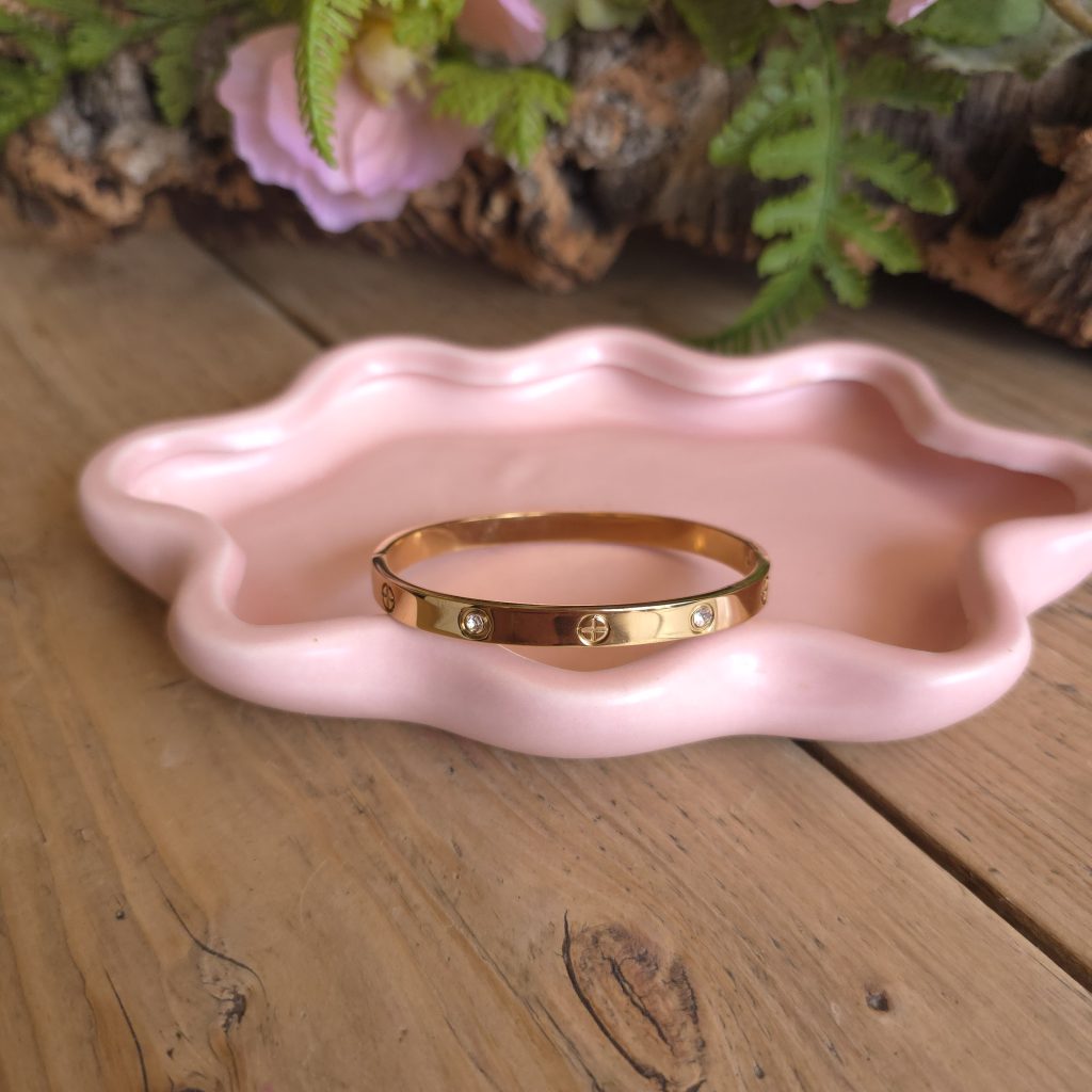 Goudkleurige bangle met steentjes en schroefdetails – Studio Glow Jewels