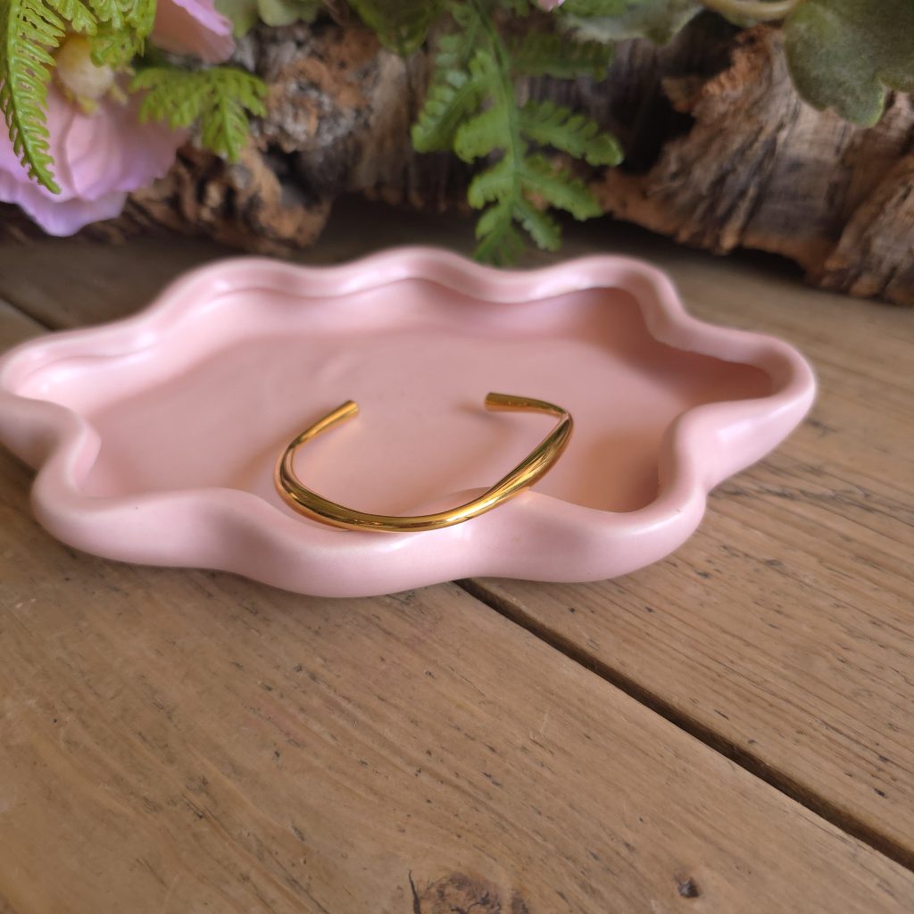 Goudkleurige open bangle met subtiel gedraaid ontwerp – Studio Glow Jewels
