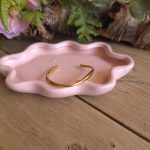 Goudkleurige open bangle met subtiel gedraaid ontwerp – Studio Glow Jewels