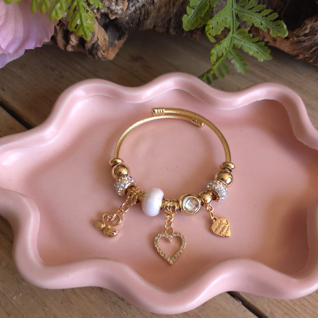 Goudkleurige bedelarmband met parel, kralen en hartjes – Studio Glow Jewels