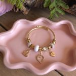 Goudkleurige bedelarmband met parel, kralen en hartjes – Studio Glow Jewels