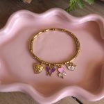 Goudkleurige bedelarmband met vlinder, hartjes en kroontje – Studio Glow Jewels