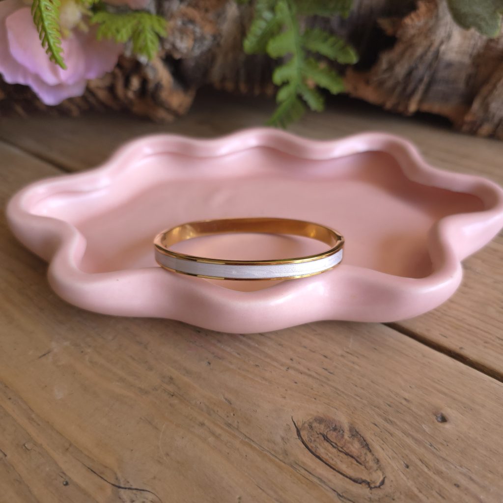 Goudkleurige bangle met witte parelmoerlook – Studio Glow Jewels
