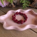 Rode elastische armband met glanzende hartjes – Studio Glow Jewels