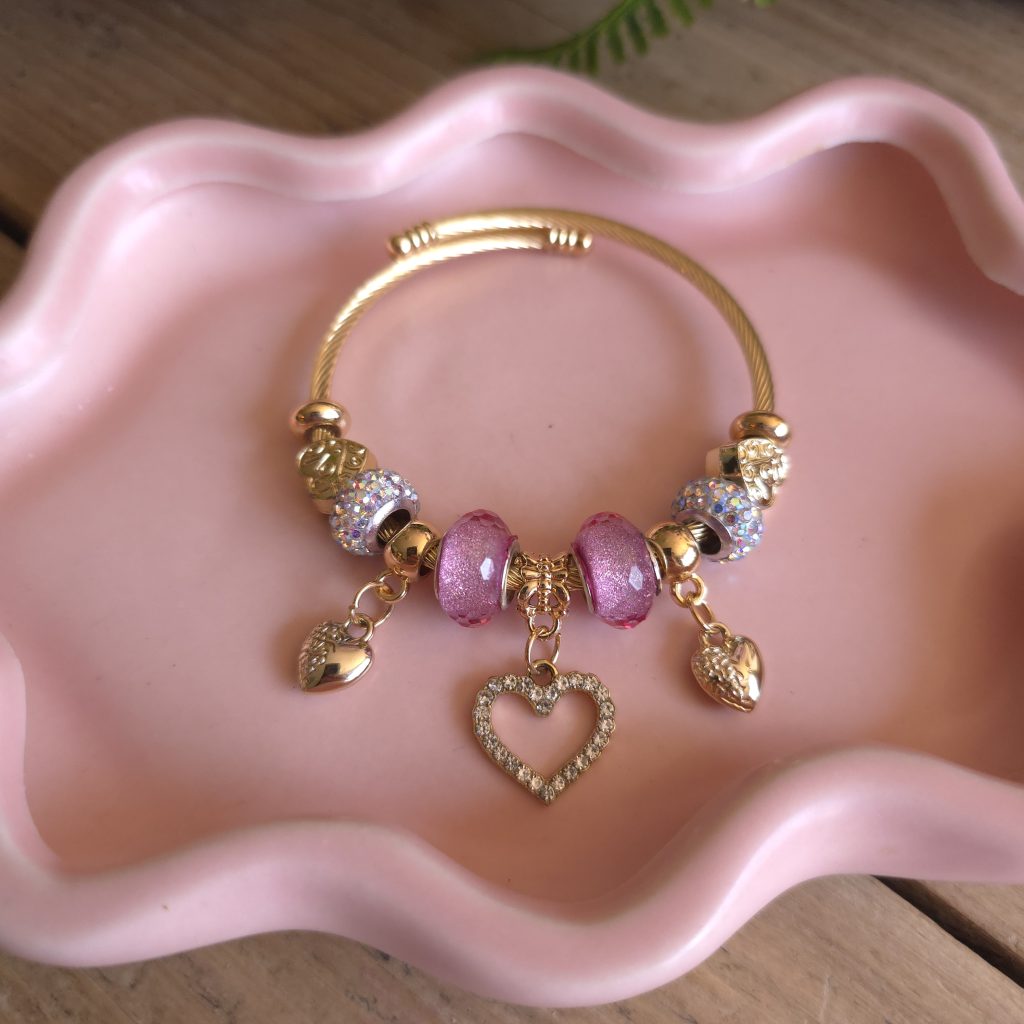 Goudkleurige bedelarmband met roze kralen en hartje – Studio Glow Jewels