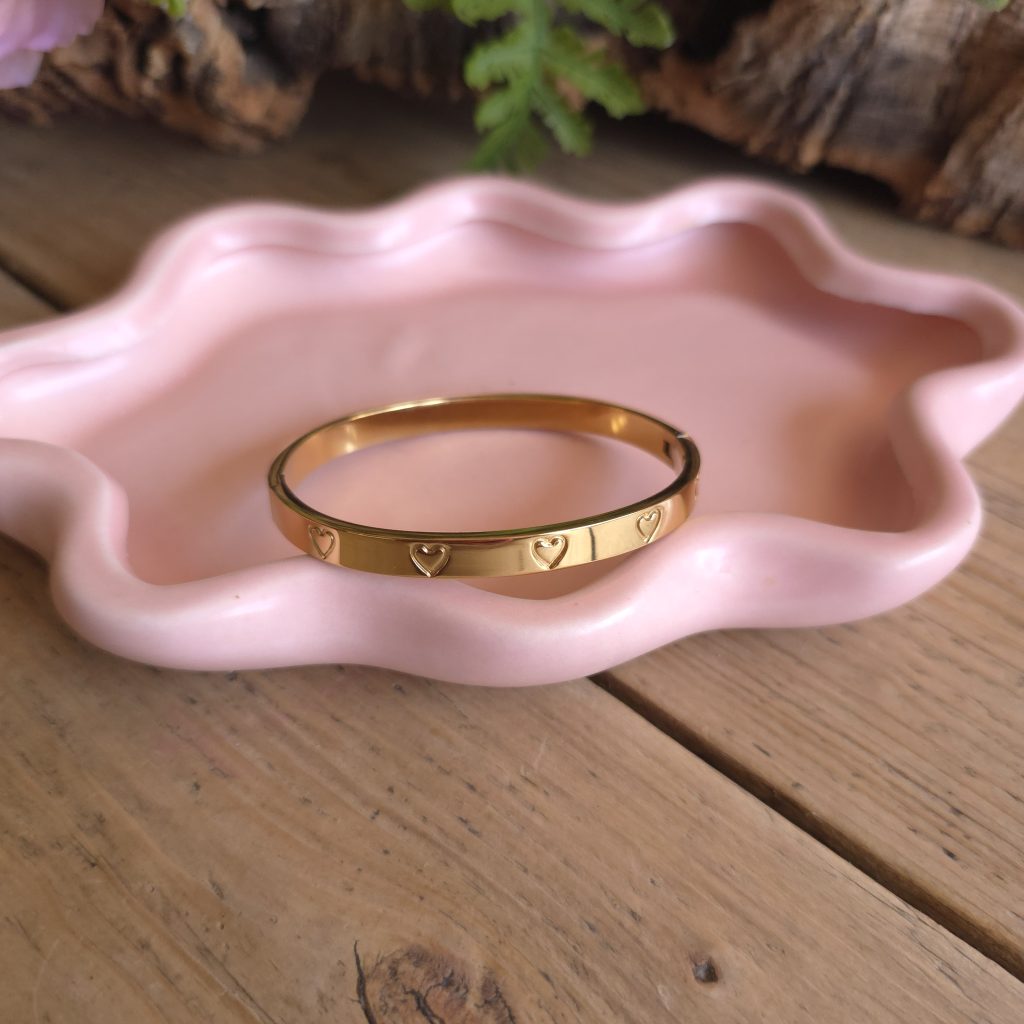 Goudkleurige bangle met hartjes – Studio Glow Jewels