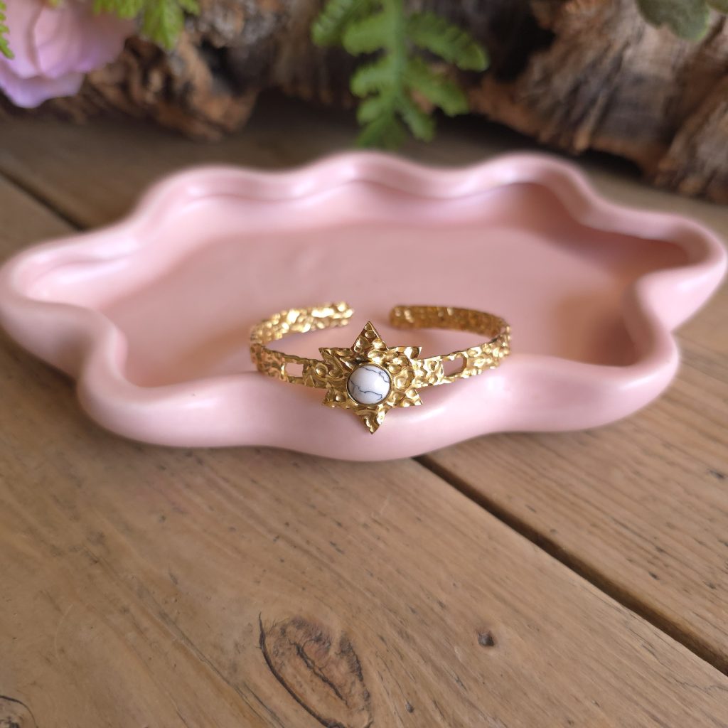 Goudkleurige zonnebangle met witte steen – Studio Glow Jewels