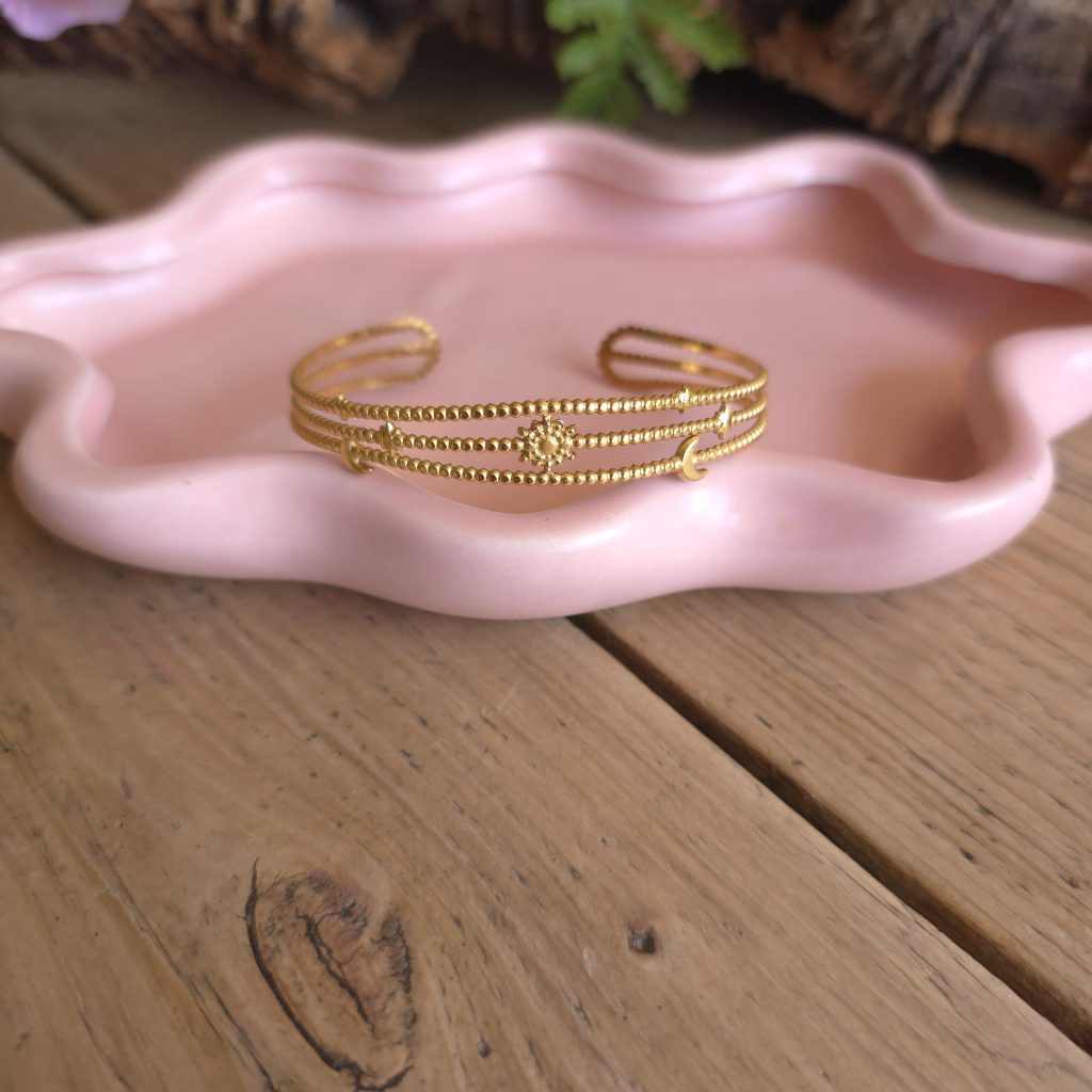 Goudkleurige celestial bangle met maan, zon en sterren – Studio Glow Jewels
