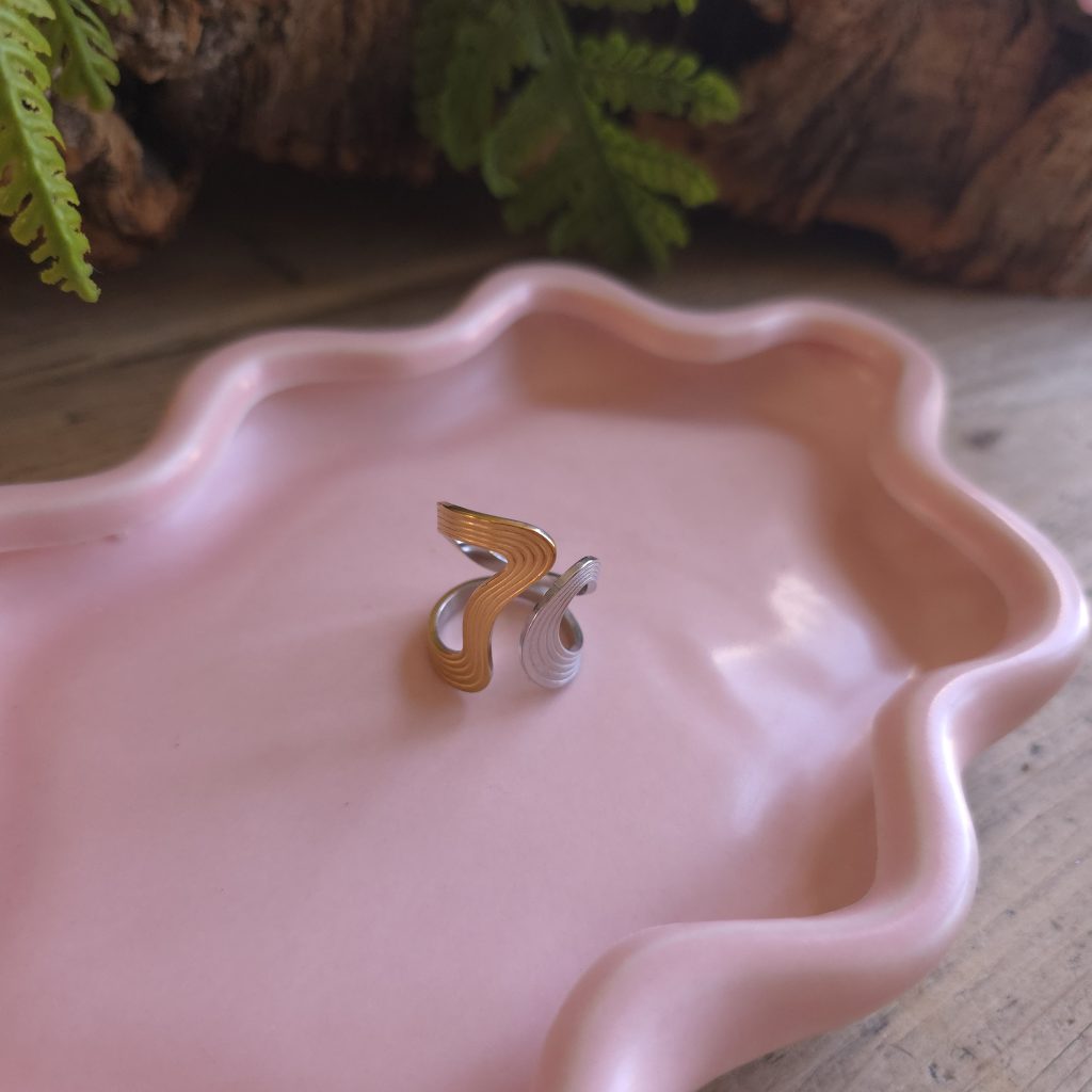 Bicolor verstelbare ring met golvend design – Studio Glow Jewels